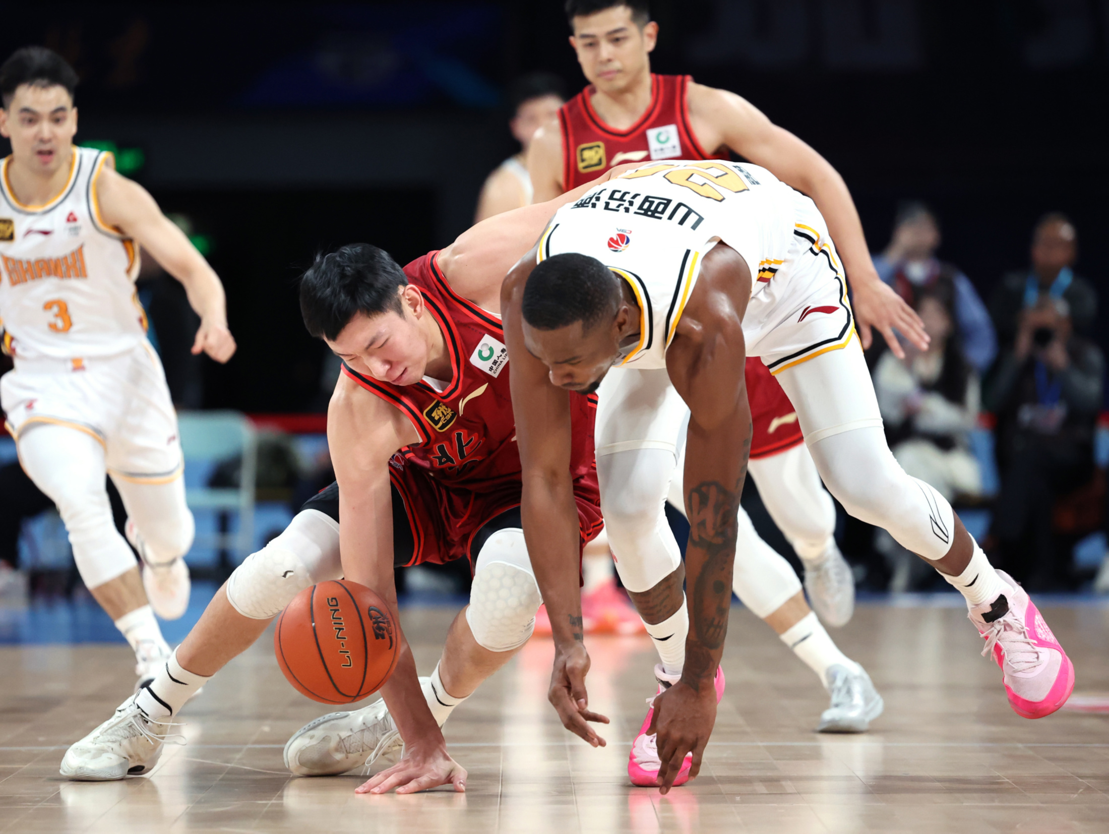 lol英雄攻略-冲刺阶段纽约尼克斯门线救险——CBA常规赛节点到来,震撼外界,年轻球员得到机会的简单介绍